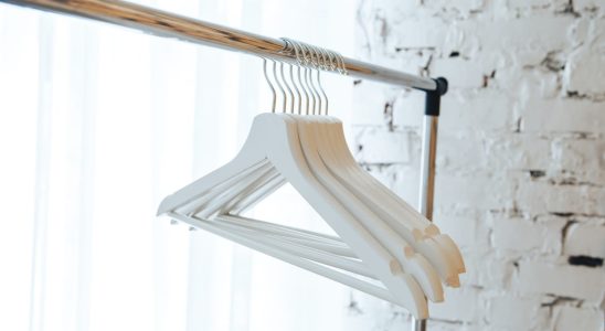 The hanger technique to be safer in your hotel room