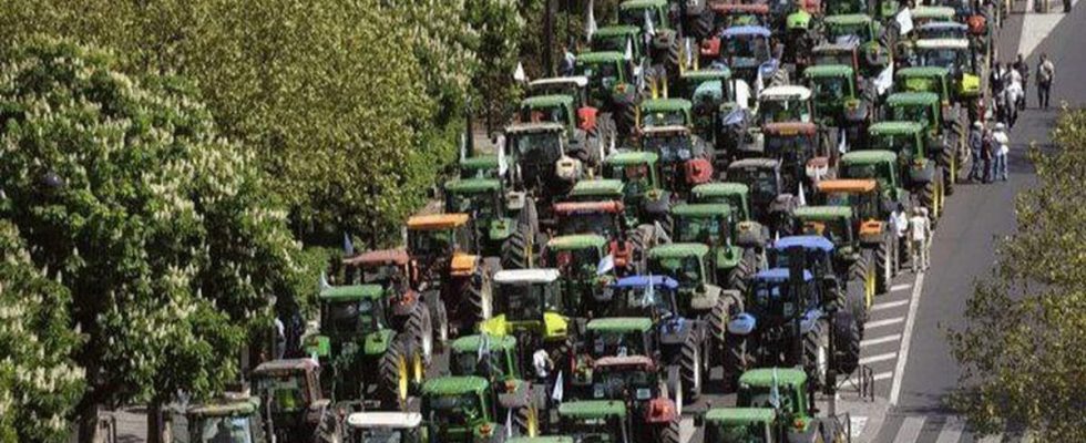 Tractors block the roads from Monday