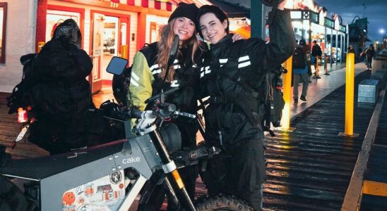 Two girls crossed the USA on electric motorcycles from