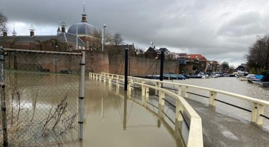 Water in Linge continues to rise Leerdam hands out sandbags