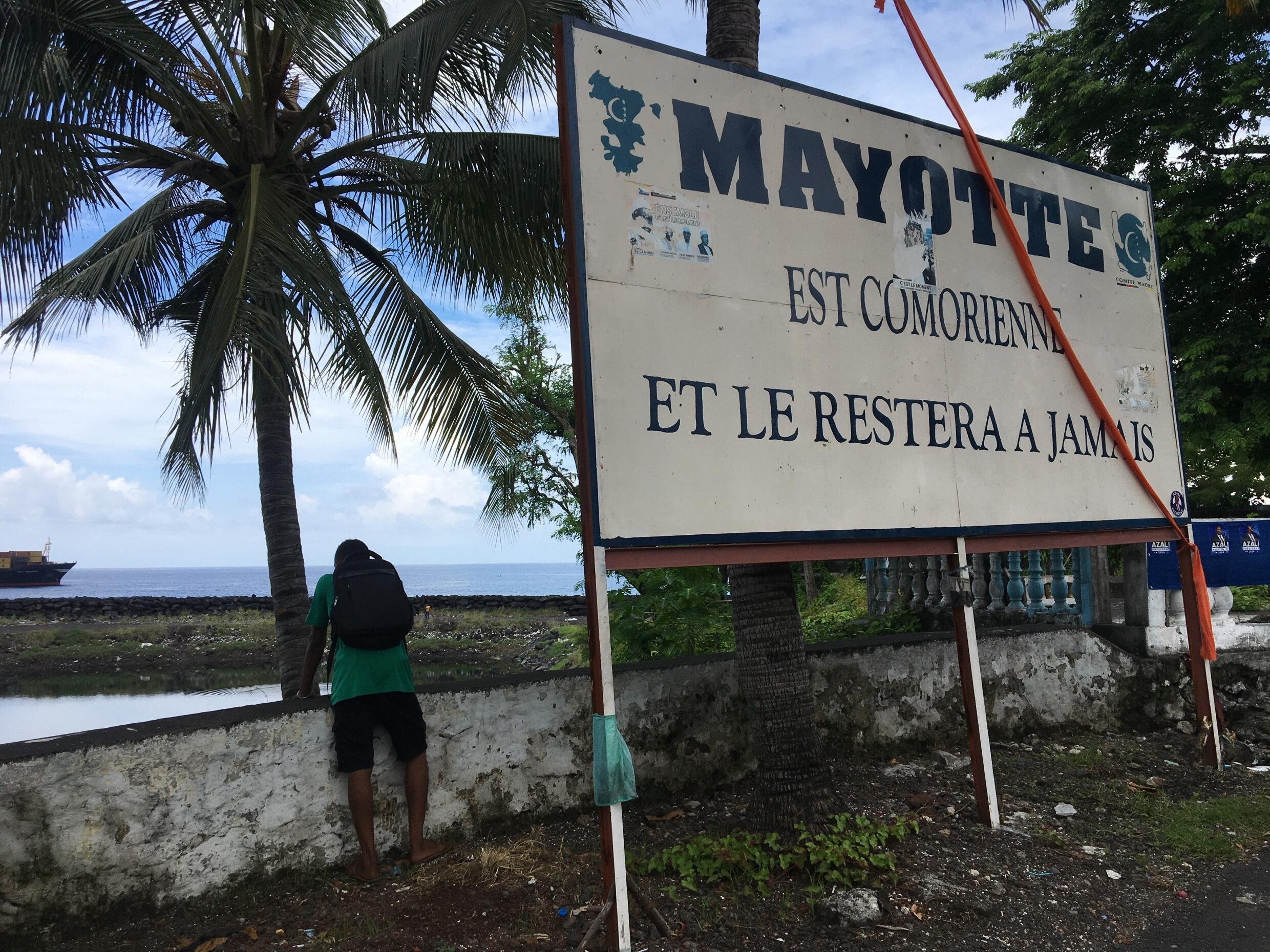 On the coast of Moroni, a poster where it is written “Mayotte is Comorian and will remain so forever.  »