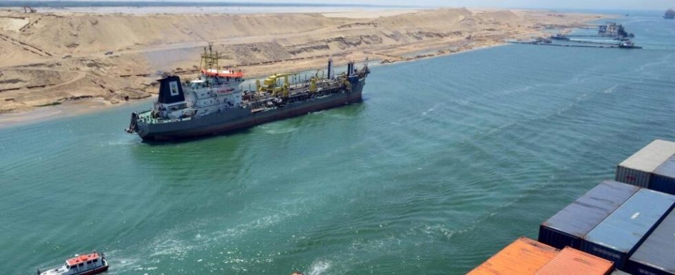 the Suez Canal deserted after Houthi attacks