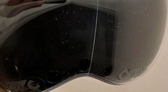 Cracks started to appear in some Apple Vision Pro models