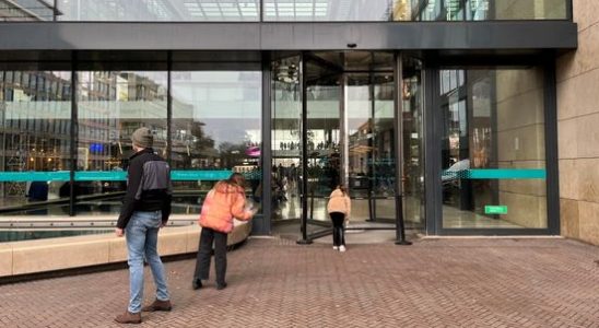 Defective revolving door Hoog Catharijne causes lost visitors and employees