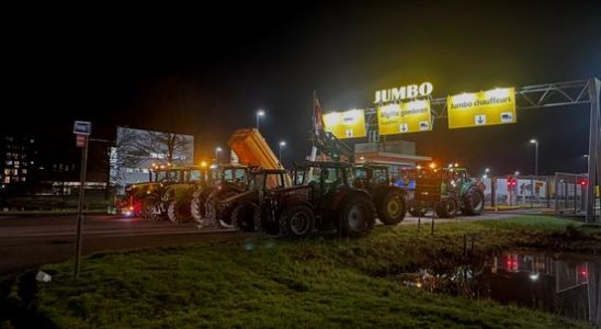 Farmers block Jumbo distribution center in Woerden
