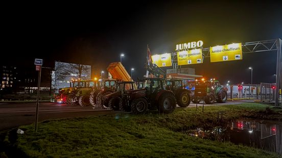Farmers block Jumbo distribution center in Woerden