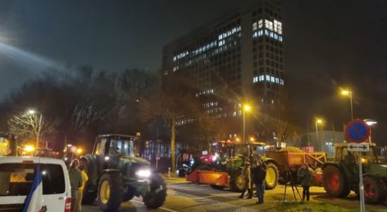 Farmers protest and dump manure at Utrecht provincial government building