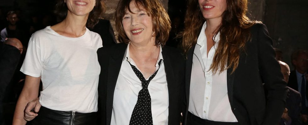 Jane Birkin on stage her daughters Charlotte and Kate who