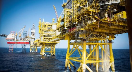 London awards 24 new oil exploration licenses in the North