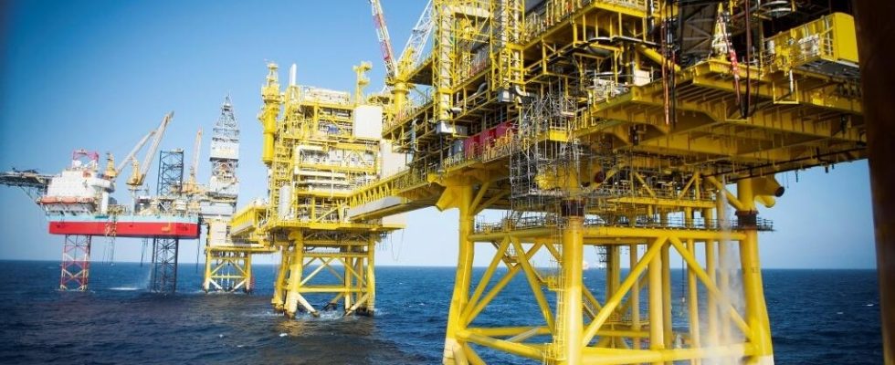 London awards 24 new oil exploration licenses in the North