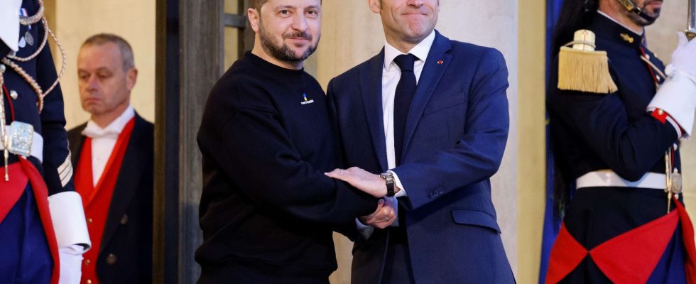 Macron and Zelensky will seal an unprecedented security agreement in
