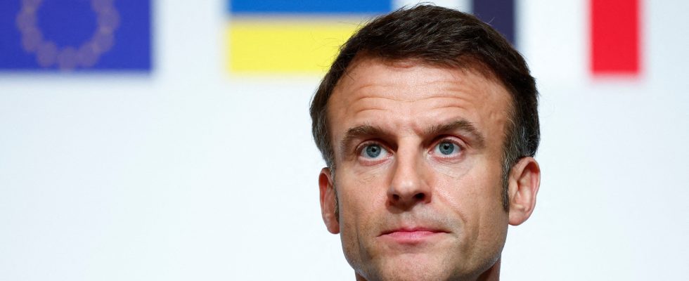 Macron calls for a start and toughens his tone against
