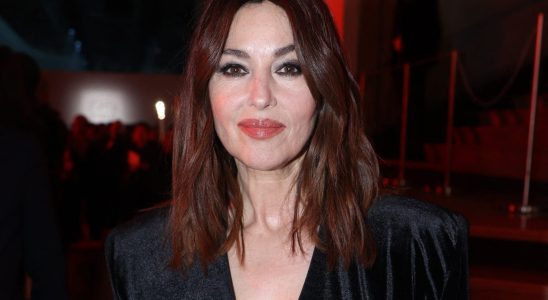 Monica Bellucci tries a retro hairstyle that revives her Italian