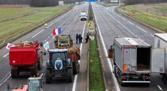 On the A4 motorway in Seine et Marne farmers lift the blockade