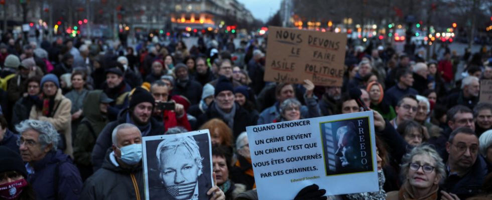 Several hundred demonstrators in France in support of Julian Assange