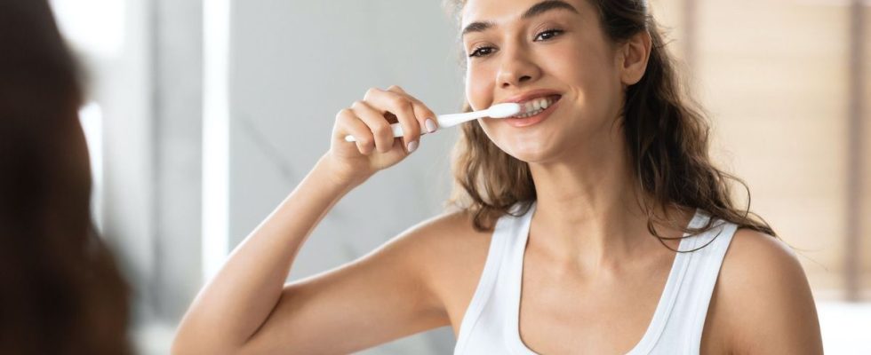 Should you wet your toothbrush before applying toothpaste