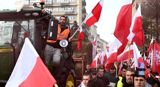 angry farmers demonstrate in Warsaw