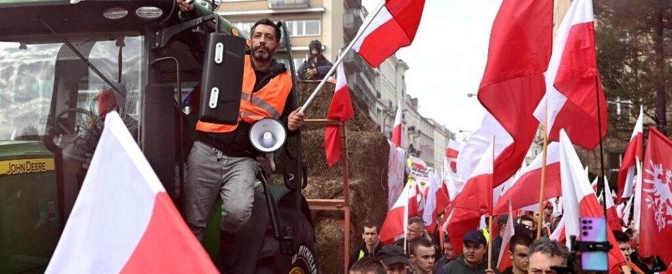 angry farmers demonstrate in Warsaw