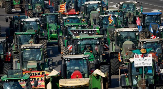 angry farmers increase road blockages