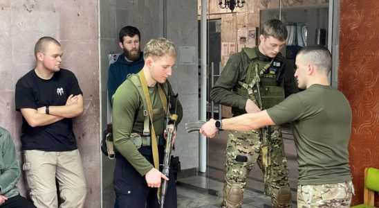 in Lviv civilians are trained in the use of weapons