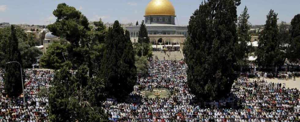 the Israeli government decides to limit access to the Mosques