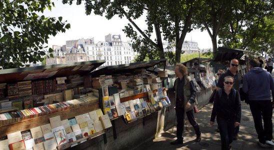 the second hand booksellers on the banks of the Seine will