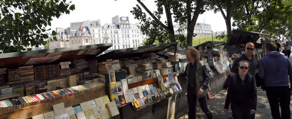 the second hand booksellers on the banks of the Seine will