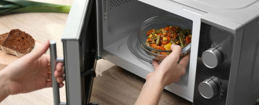 12 dishes that should never be reheated in the microwave