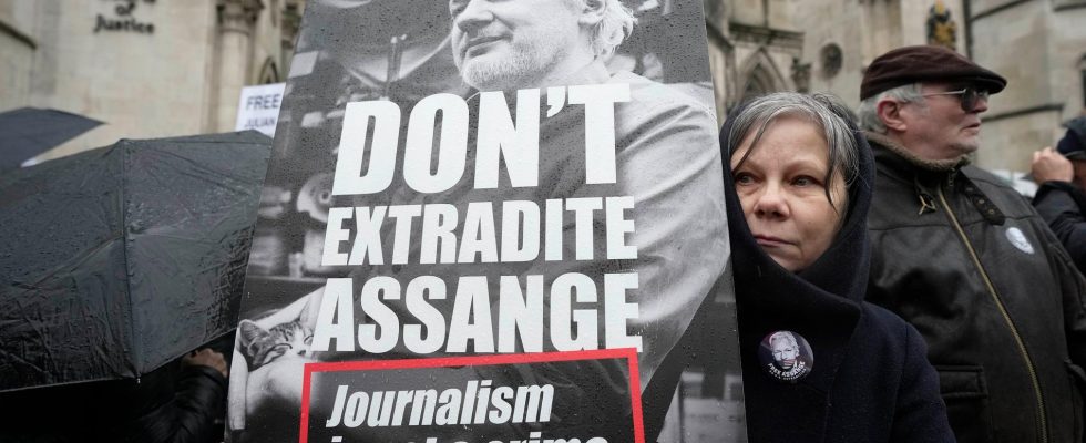 Assanges decisive message Pending extradition