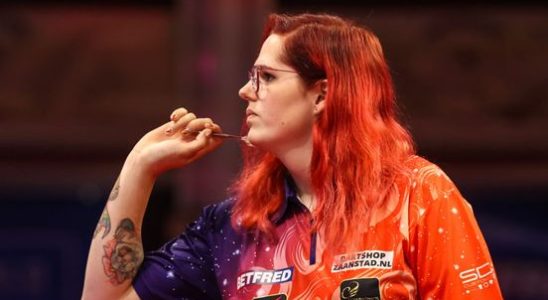 Bond regrets the departure of darts players but everyone should