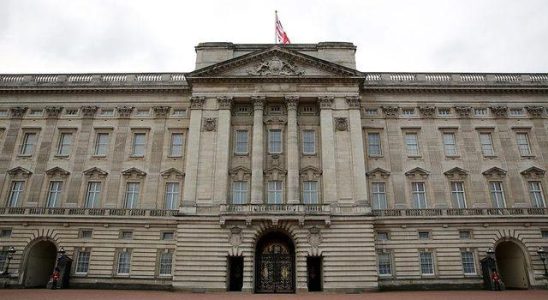 Buckingham Palace will turn off its lights for 1 hour