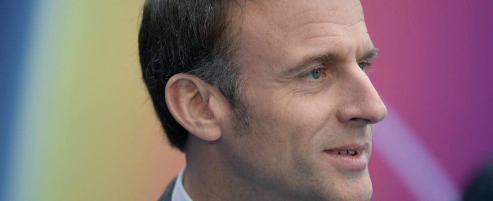 Continue to protect yourself Macron calls on young people about