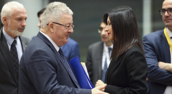 Czeslaw Siekierski Polish Minister of Agriculture facing peasant anger