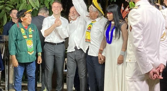 Emmanuel Macron decorates the cacique Raoni in the Amazon a