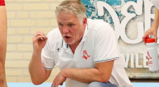 Former national coach Van Zeeland will immediately replace Johan Aantjes