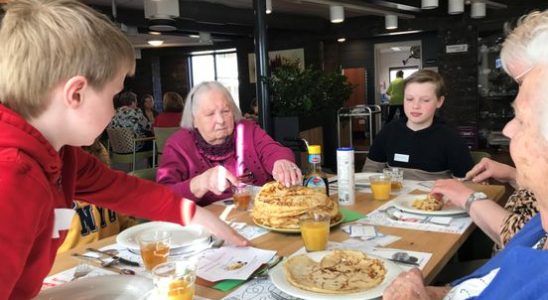 Group 6 bakes pancakes in Woudenberg nursing home Children are