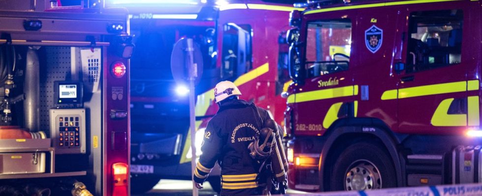 Heavy terraced house fire south of Stockholm several houses