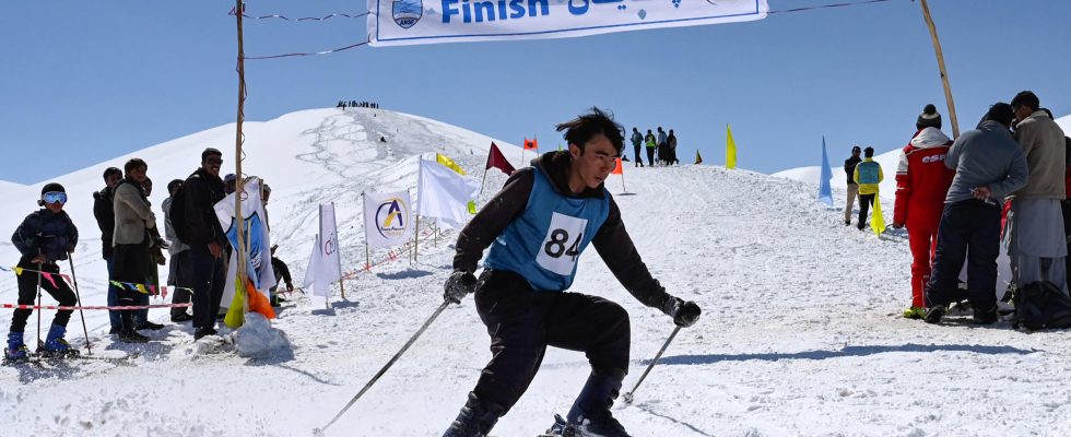 How Afghan skiers try to keep the flame alive