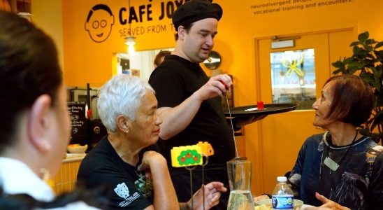 In New York a French cafe offers jobs to people