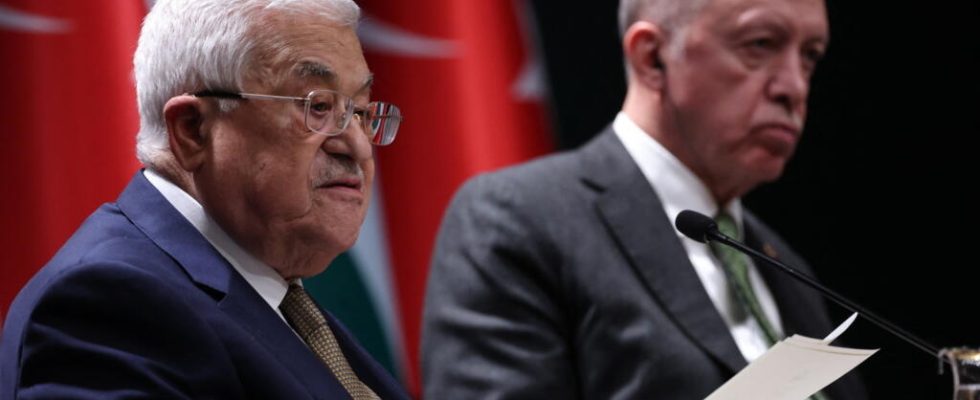 In Turkey Abbas discusses delivery of aid to Gaza with