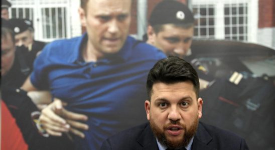 Leonid Volkov close to Navalny in exile attacked in front