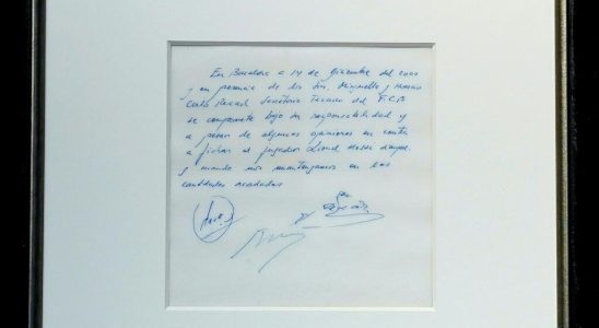 Lionel Messis first contract promise on a paper napkin up