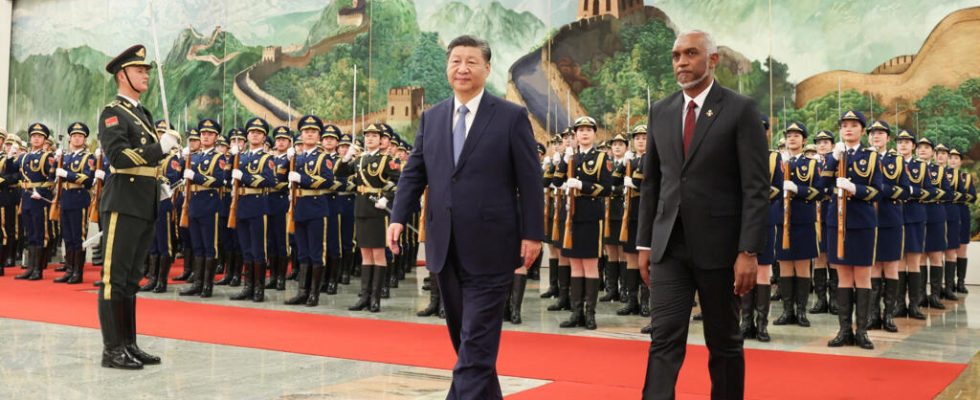 Maldives signs defense deal with Beijing Indian troops close to