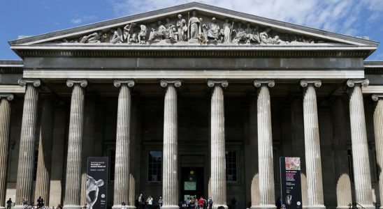 Museum employee stole 1800 items sold them online