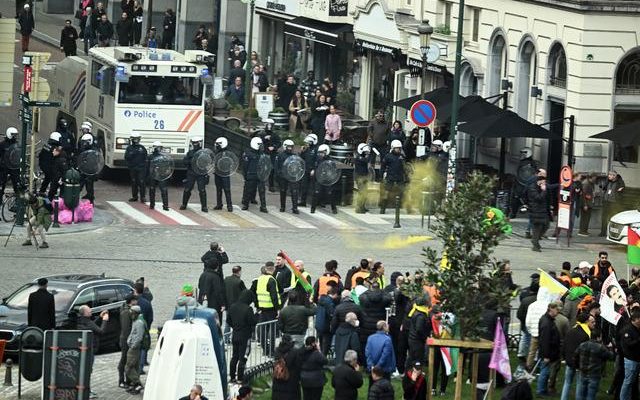 PKK supporters attacked the police in front of the European