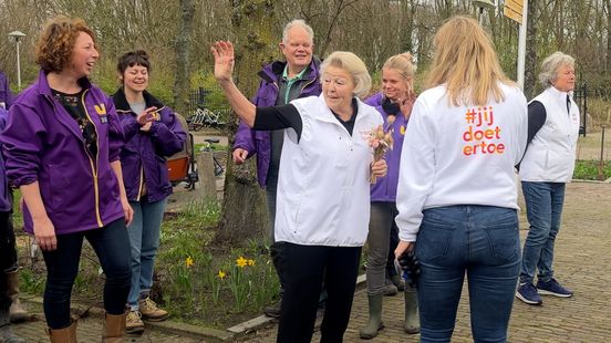 Princess Beatrix visits city farm in Park Transwijk She is