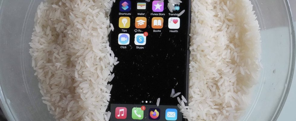 Putting your smartphone in rice to repair it is useless