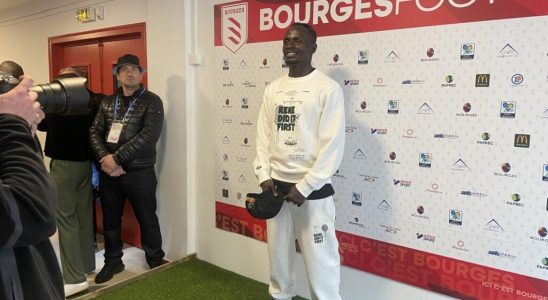 Senegalese footballer Sadio Mane received as a rockstar in Bourges