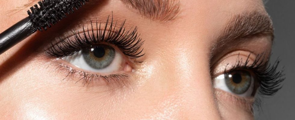 This mascara increases the volume of your eyelashes by 230