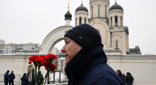 hundreds of Russians gathered to pay tribute to him –